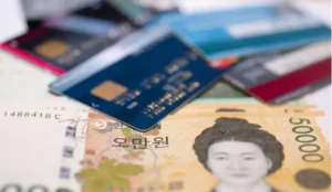 한국 지폐 위에 신용카드가 놓여져 있는 모습